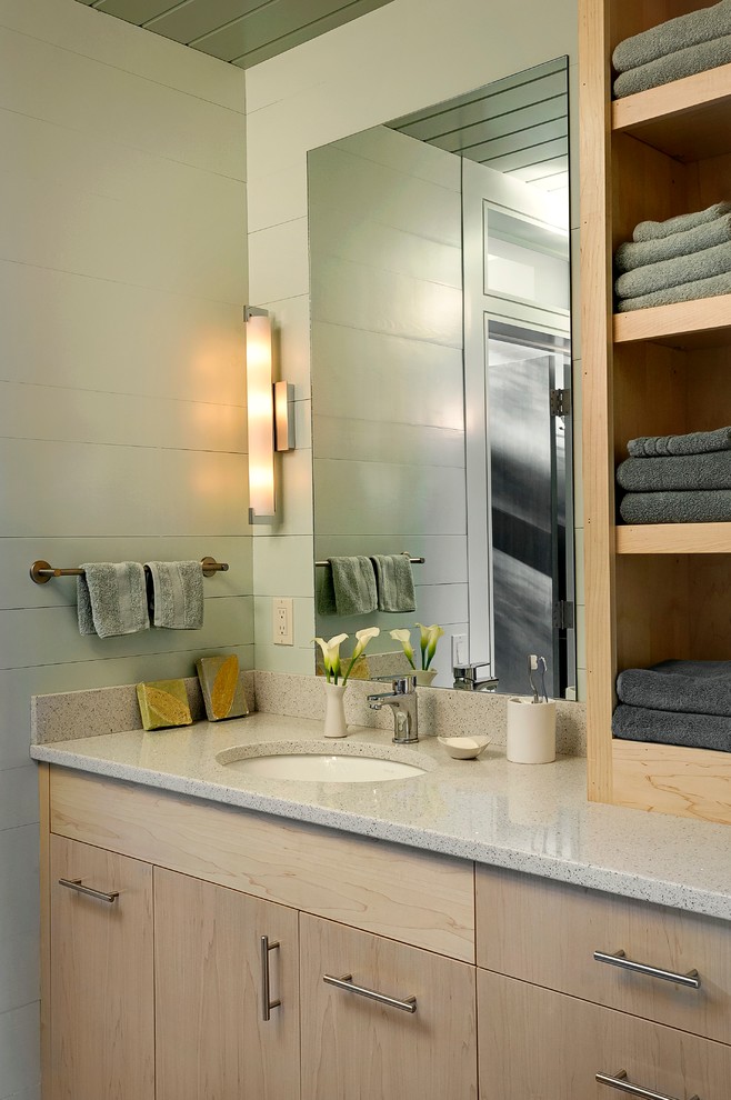バーリントンにあるコンテンポラリースタイルのおしゃれな浴室 (御影石の洗面台) の写真