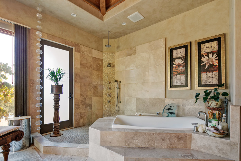 Imagen de cuarto de baño actual con bañera encastrada, ducha a ras de suelo, baldosas y/o azulejos beige, paredes beige, suelo beige y ducha abierta
