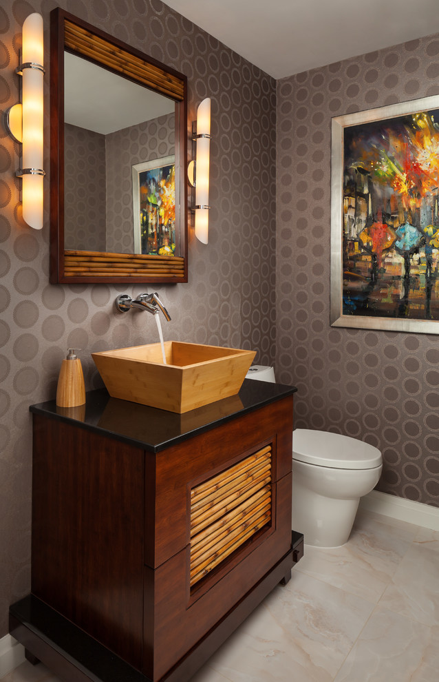 Пример оригинального дизайна: ванная комната в восточном стиле с настольной раковиной, серыми стенами и мраморным полом