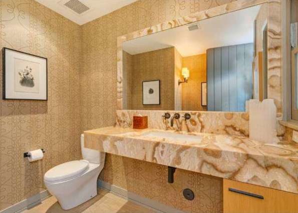 Ispirazione per una stanza da bagno contemporanea con ante lisce, ante in legno chiaro, top in onice, pavimento beige, top multicolore e lavabo sottopiano