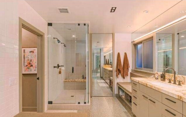 Großes Modernes Badezimmer En Suite mit Onyx-Waschbecken/Waschtisch, Doppeldusche, weißen Fliesen, Metrofliesen, weißer Wandfarbe, flächenbündigen Schrankfronten, beigen Schränken, Unterbauwanne, Unterbauwaschbecken, buntem Boden, Falttür-Duschabtrennung und bunter Waschtischplatte in Los Angeles
