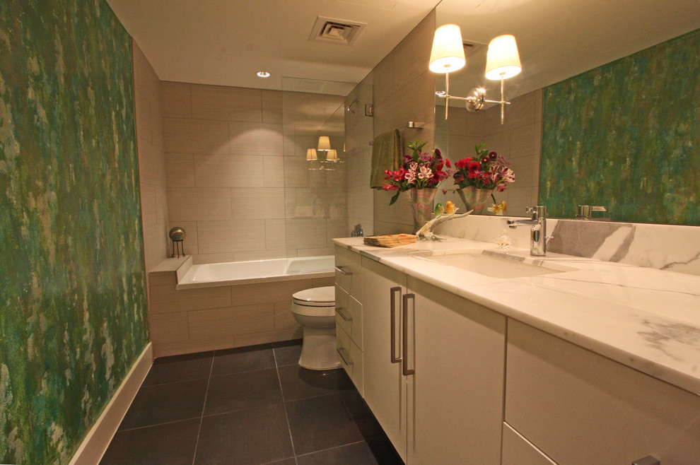 На фото: ванная комната в современном стиле с мраморной столешницей с