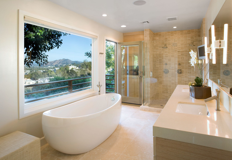 Réalisation d'une salle de bain design avec un lavabo encastré, une baignoire indépendante, une douche d'angle et un carrelage beige.