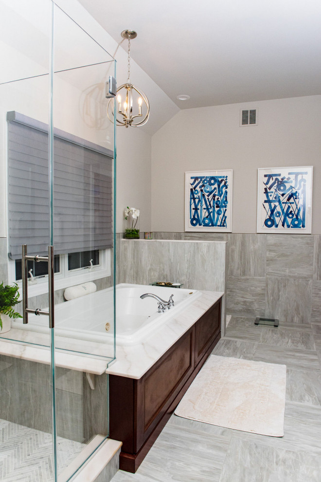 Inredning av ett modernt stort en-suite badrum, med ett platsbyggt badkar, en hörndusch, porslinskakel, klinkergolv i porslin, marmorbänkskiva, grått golv och dusch med gångjärnsdörr