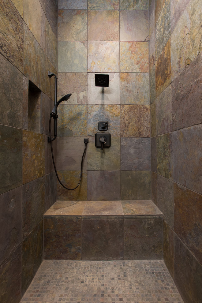 Idéer för ett mellanstort modernt en-suite badrum, med möbel-liknande, skåp i mellenmörkt trä, en kantlös dusch, en bidé, grå kakel, skifferkakel, grå väggar, skiffergolv, ett fristående handfat, granitbänkskiva, grått golv och med dusch som är öppen