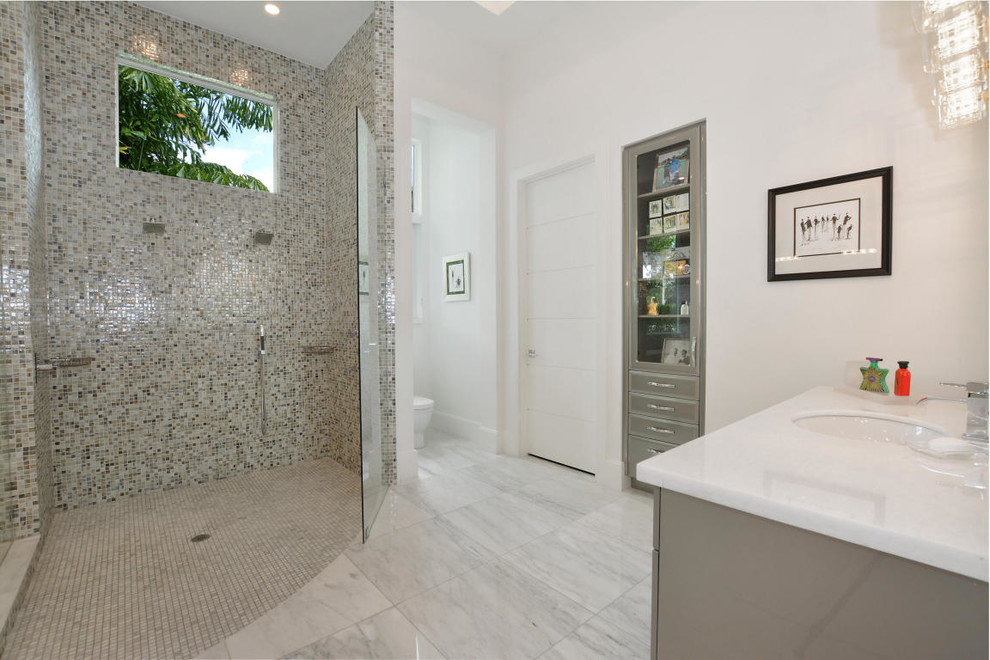 На фото: ванная комната среднего размера в стиле неоклассика (современная классика) с плоскими фасадами, двойным душем, белыми стенами, врезной раковиной, серым полом и открытым душем