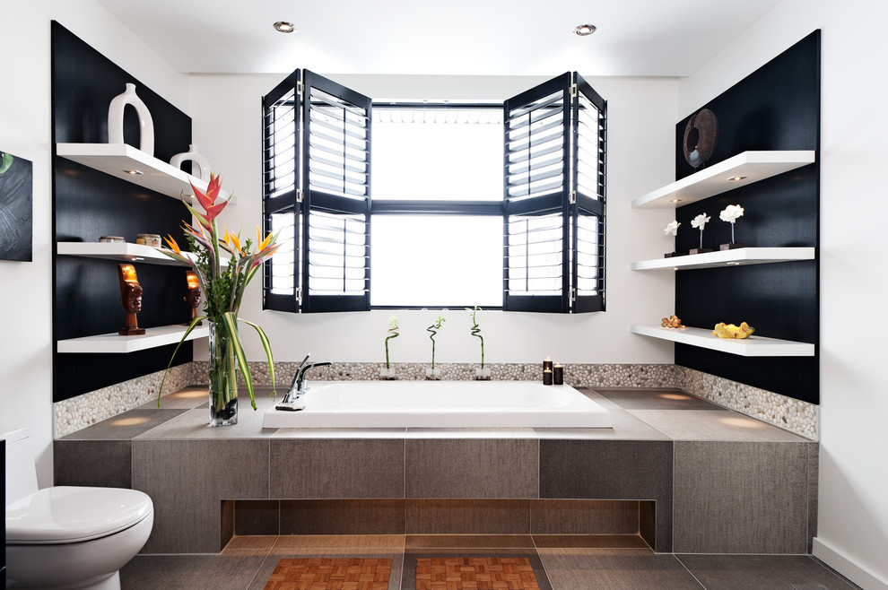 Modernes Badezimmer mit Einbaubadewanne, grauen Fliesen, Kieselfliesen und schwarzer Wandfarbe in Montreal