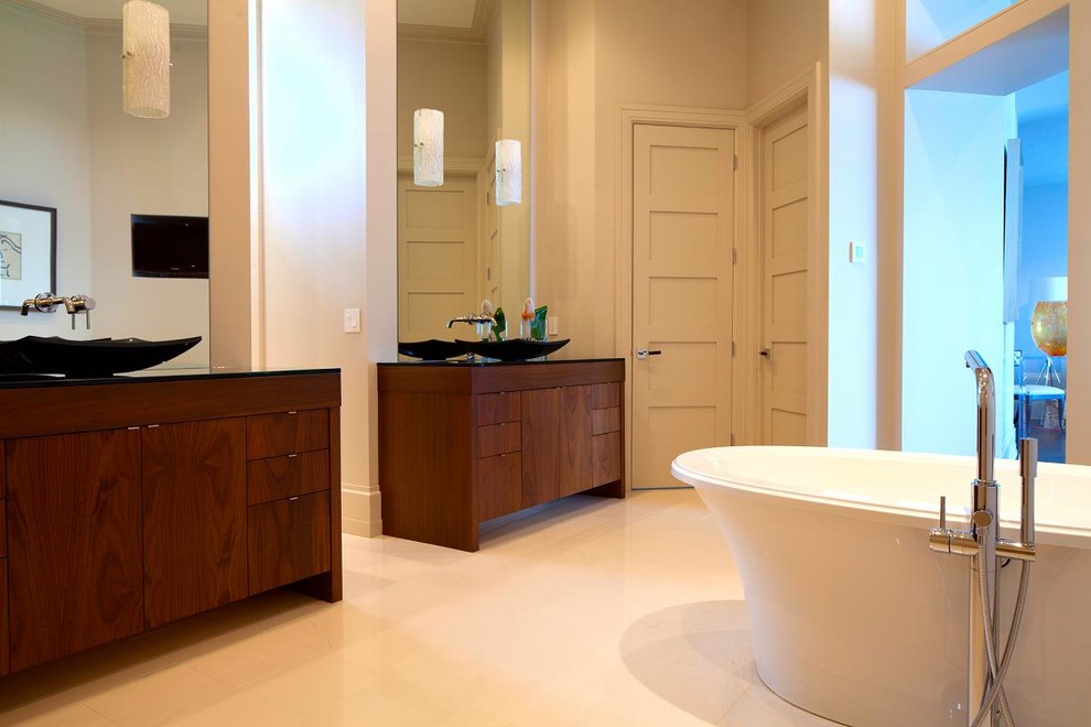 Exemple d'une salle de bain tendance avec une baignoire indépendante et une vasque.