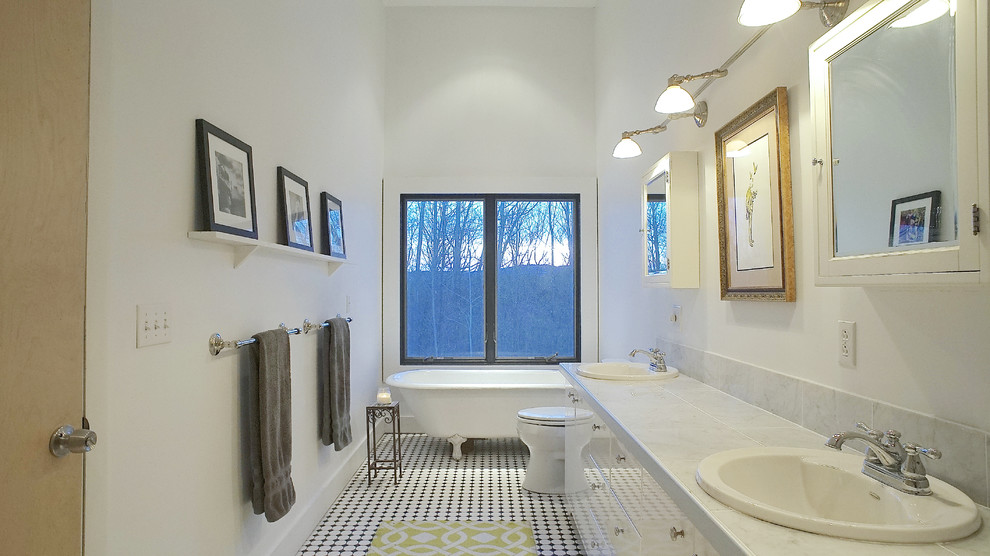 Стильный дизайн: ванная комната в современном стиле с накладной раковиной, плоскими фасадами, белыми фасадами, столешницей из плитки, ванной на ножках, белой плиткой, белыми стенами и полом из керамической плитки - последний тренд