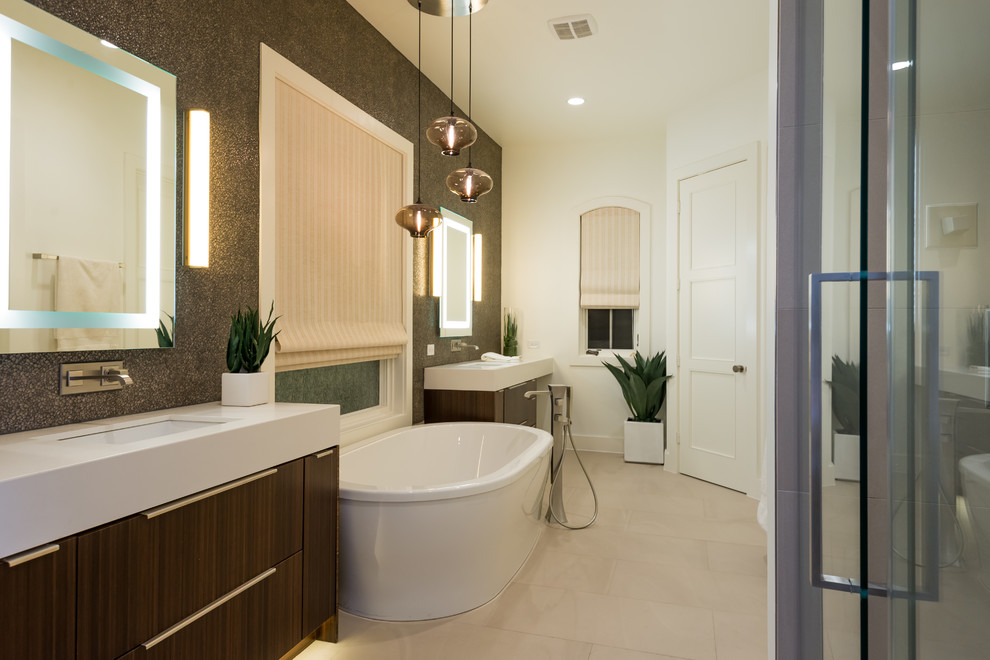 Mittelgroßes Modernes Badezimmer En Suite mit Unterbauwaschbecken, flächenbündigen Schrankfronten, dunklen Holzschränken, Quarzwerkstein-Waschtisch, freistehender Badewanne, braunen Fliesen, weißer Wandfarbe und Porzellan-Bodenfliesen in Houston
