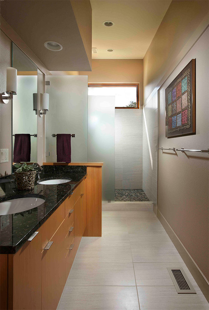 Modernes Duschbad mit flächenbündigen Schrankfronten, hellbraunen Holzschränken, Duschnische, grauen Fliesen, beiger Wandfarbe, Unterbauwaschbecken, beigem Boden und offener Dusche in Portland