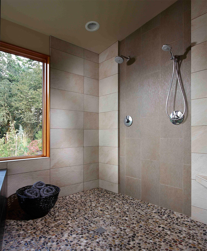 На фото: главная ванная комната в современном стиле с двойным душем, серой плиткой, полом из галечной плитки, разноцветным полом и открытым душем с