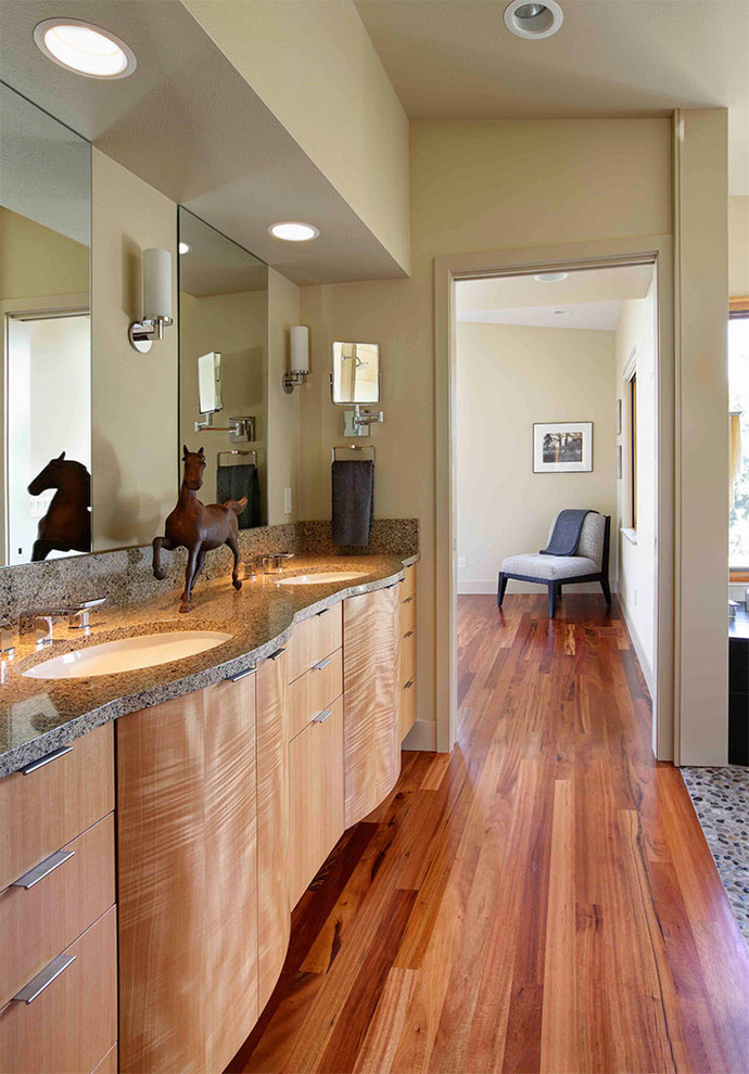 Стильный дизайн: главная ванная комната в современном стиле с светлыми деревянными фасадами, бежевыми стенами, паркетным полом среднего тона, врезной раковиной, оранжевым полом и плоскими фасадами - последний тренд