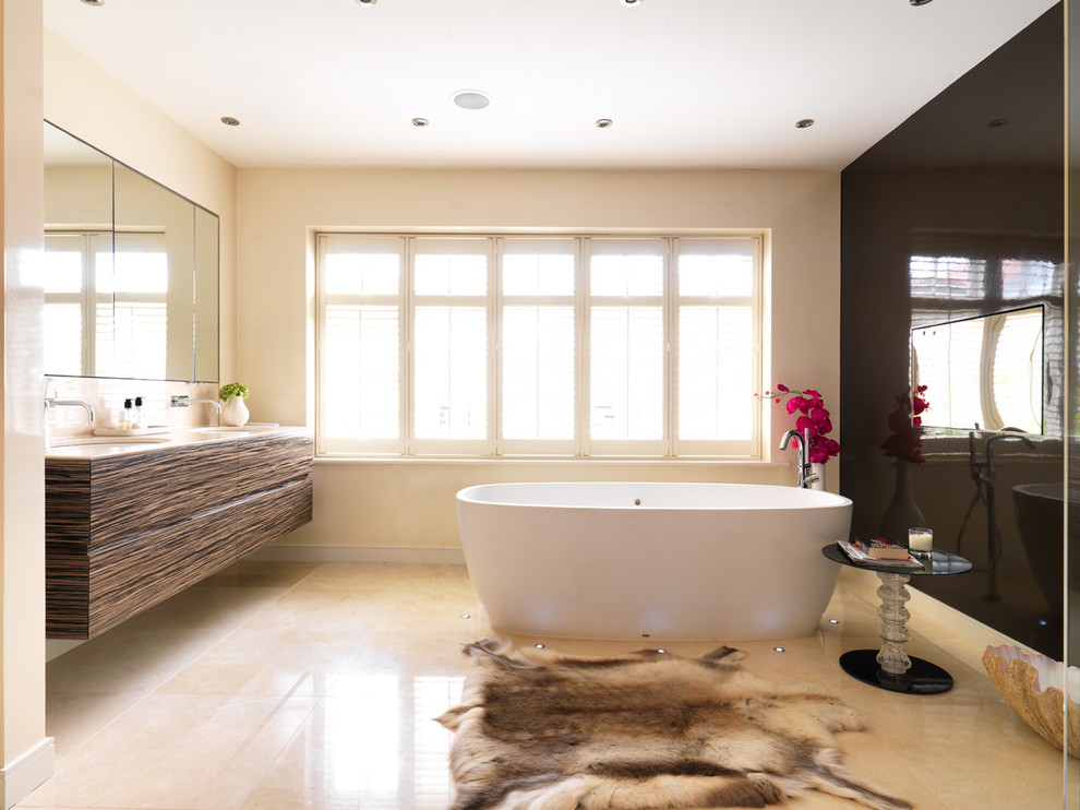 Inredning av ett modernt stort en-suite badrum, med släta luckor, skåp i mörkt trä, ett fristående badkar och ett undermonterad handfat