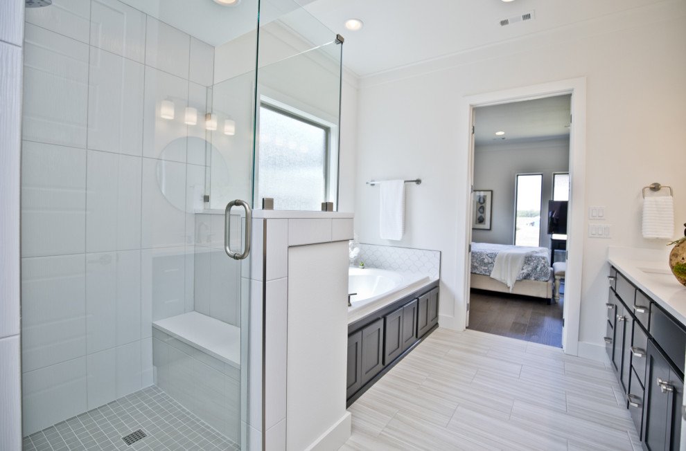 Пример оригинального дизайна: ванная комната в современном стиле с столешницей из искусственного кварца и белой столешницей