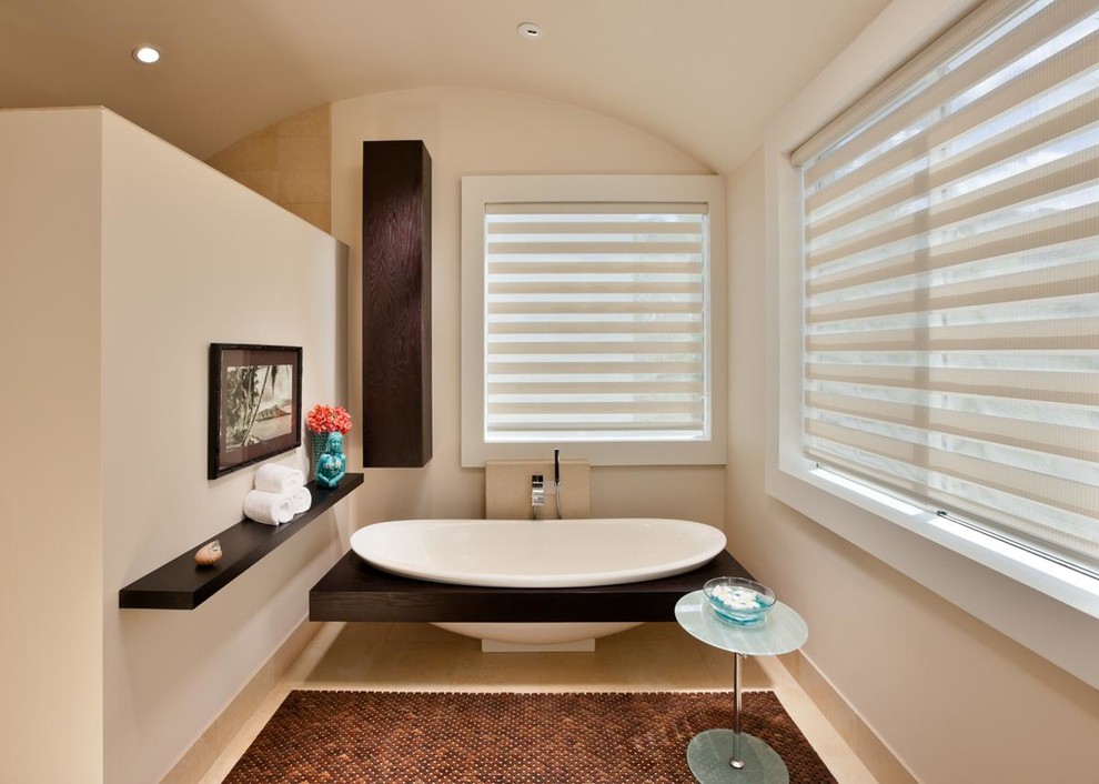 ハワイにあるコンテンポラリースタイルのおしゃれな浴室 (置き型浴槽) の写真