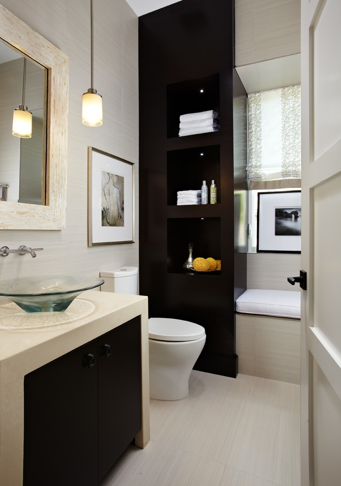 Ejemplo de cuarto de baño actual de tamaño medio con lavabo sobreencimera, armarios con paneles lisos, puertas de armario de madera en tonos medios, sanitario de una pieza, paredes beige y aseo y ducha