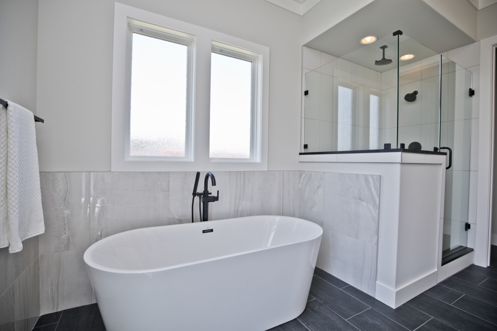 Idée de décoration pour une salle de bain design avec un plan de toilette en granite et un plan de toilette noir.
