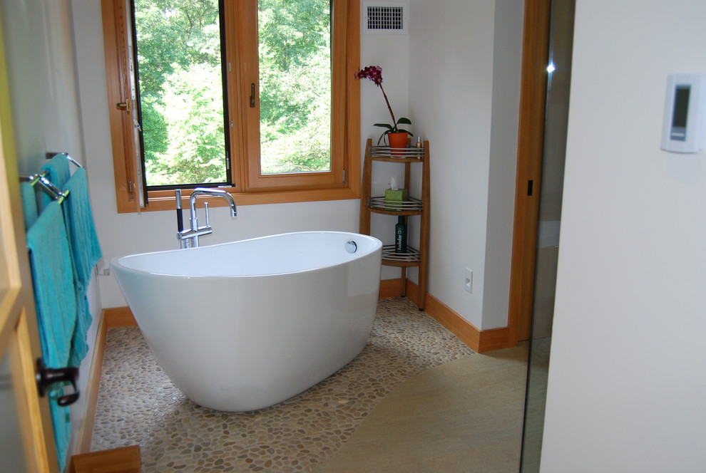 This is an example of a contemporary bathroom in Boston.