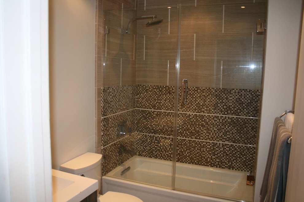 Идея дизайна: ванная комната среднего размера в современном стиле с ванной в нише, душем над ванной, раздельным унитазом, разноцветной плиткой, плиткой мозаикой, черными стенами, монолитной раковиной и душем с раздвижными дверями