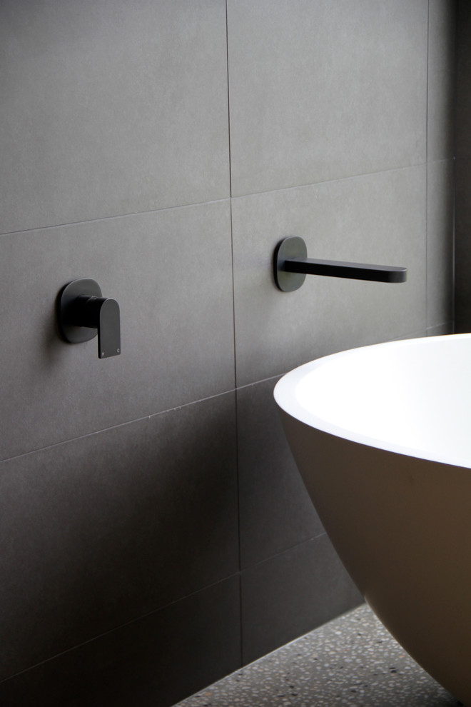 Inspiration för ett stort funkis en-suite badrum, med bänkskiva i kvarts, svart kakel, porslinskakel, ett fristående badkar, en dusch i en alkov, en vägghängd toalettstol och betonggolv