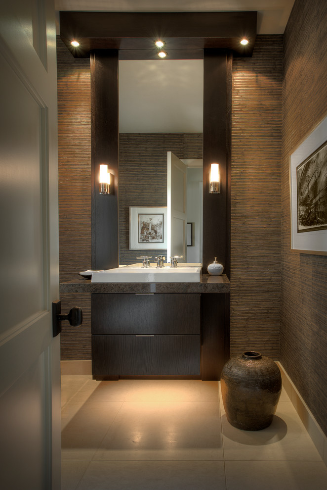 Идея дизайна: большая ванная комната в современном стиле с плоскими фасадами, темными деревянными фасадами, бежевой плиткой, коричневой плиткой, бежевыми стенами, полом из керамической плитки, душевой кабиной и накладной раковиной