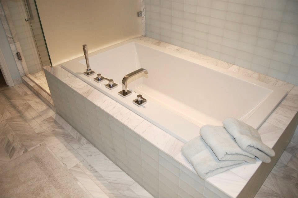 Mittelgroßes Modernes Badezimmer En Suite mit Einbaubadewanne, Duschnische, weißen Fliesen, weißer Wandfarbe, Vinylboden, grauem Boden und Falttür-Duschabtrennung in Chicago