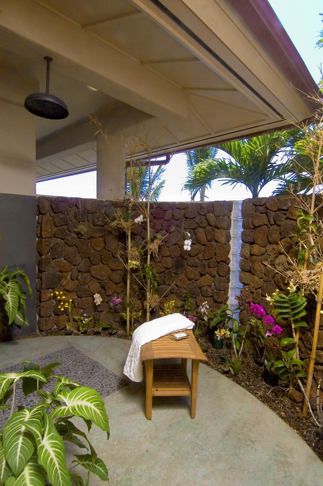 Immagine di un piccolo patio o portico tropicale