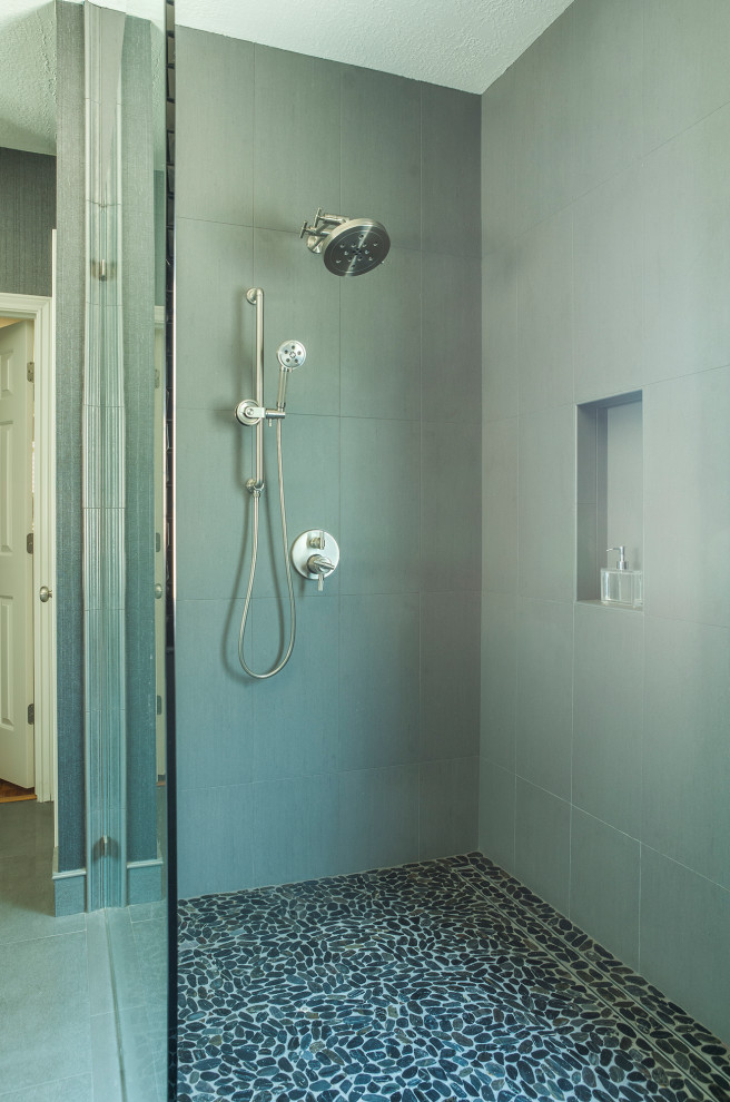 Modern inredning av ett mellanstort flerfärgad flerfärgat en-suite badrum, med luckor med infälld panel, vita skåp, en kantlös dusch, grå kakel, porslinskakel, klinkergolv i småsten, ett undermonterad handfat, marmorbänkskiva, svart golv och med dusch som är öppen