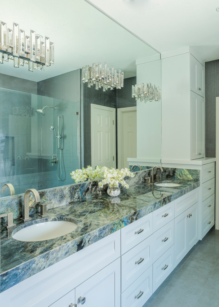 Exempel på ett mellanstort modernt flerfärgad flerfärgat en-suite badrum, med klinkergolv i porslin, beiget golv, luckor med infälld panel, vita skåp, en kantlös dusch, kakel i metall, ett undermonterad handfat, marmorbänkskiva och med dusch som är öppen