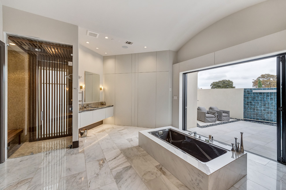 Bild på ett funkis en-suite badrum, med släta luckor, grå skåp, ett fristående badkar, en dusch i en alkov, mosaik, grå väggar, marmorgolv, ett undermonterad handfat, grått golv och dusch med gångjärnsdörr