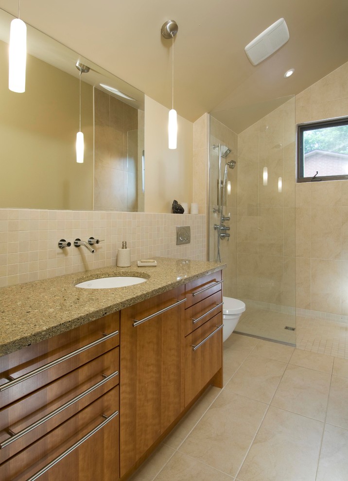 Esempio di una stanza da bagno design con ante lisce, ante in legno scuro, doccia aperta, piastrelle beige, pareti beige, lavabo sottopiano e doccia aperta