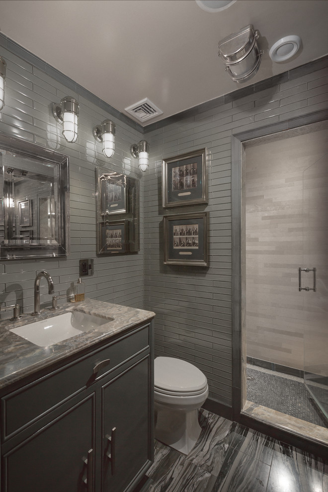 Exempel på ett litet eklektiskt en-suite badrum, med möbel-liknande, grå skåp, en dusch i en alkov, en toalettstol med separat cisternkåpa, grå kakel, glaskakel, grå väggar, kalkstensgolv, ett undermonterad handfat och bänkskiva i onyx