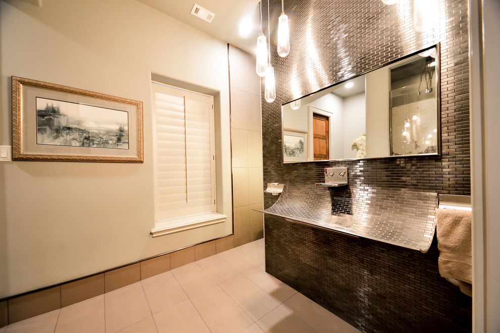 Idee per una grande stanza da bagno design con doccia ad angolo, piastrelle nere, piastrelle in ardesia, pareti beige, pavimento in pietra calcarea, lavabo rettangolare, pavimento beige e porta doccia a battente