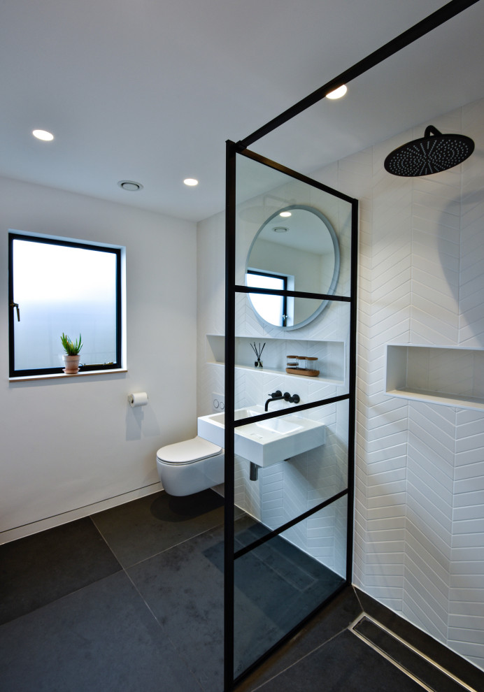 Esempio di una stanza da bagno con doccia contemporanea con zona vasca/doccia separata, lavabo sospeso, doccia aperta e un lavabo