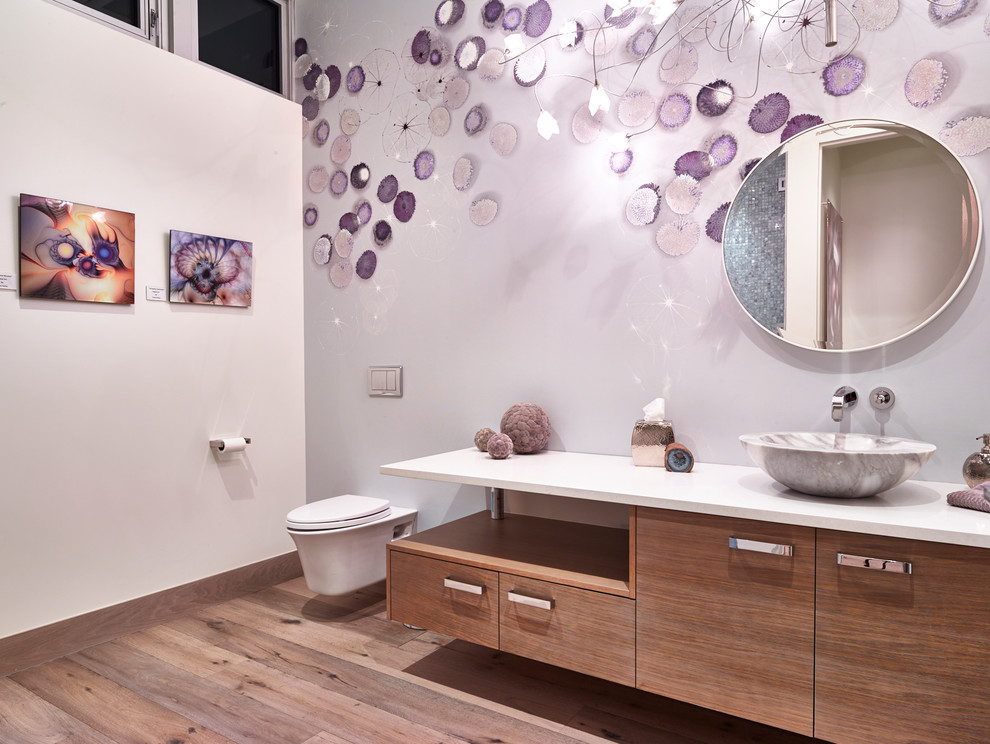Exempel på ett mellanstort modernt badrum, med släta luckor, skåp i ljust trä, en kantlös dusch, vit kakel, stenhäll, grå väggar, ljust trägolv, ett fristående handfat och bänkskiva i kvarts