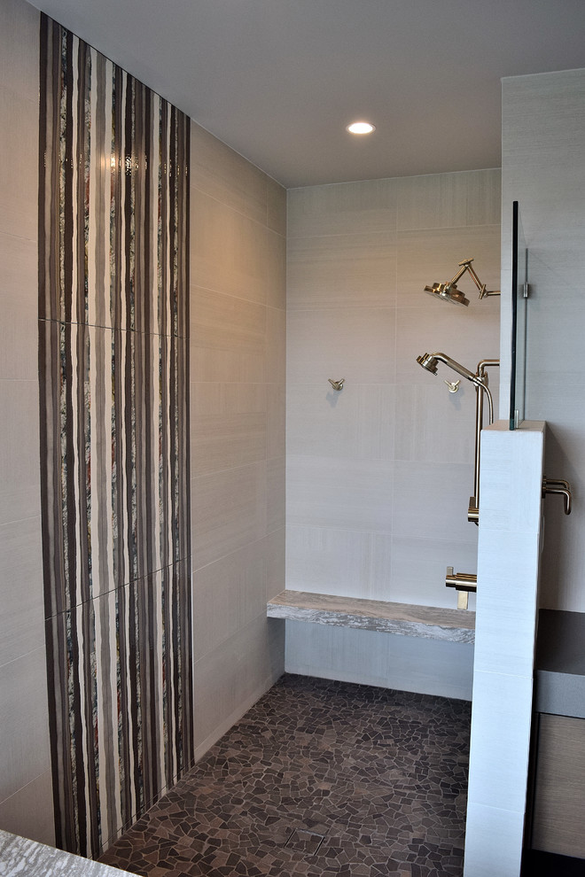 Modern inredning av ett stort grå grått en-suite badrum, med släta luckor, bruna skåp, ett hörnbadkar, en öppen dusch, en toalettstol med hel cisternkåpa, grå kakel, glaskakel, grå väggar, klinkergolv i keramik, ett undermonterad handfat, granitbänkskiva, flerfärgat golv och med dusch som är öppen