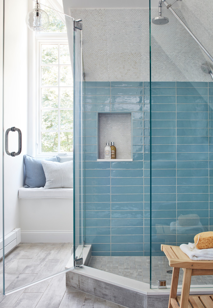 Свежая идея для дизайна: главная ванная комната среднего размера в современном стиле с стеклянными фасадами, синими фасадами, угловым душем, раздельным унитазом, синей плиткой, керамической плиткой, белыми стенами, полом из керамогранита, подвесной раковиной, столешницей из искусственного кварца, серым полом и душем с распашными дверями - отличное фото интерьера
