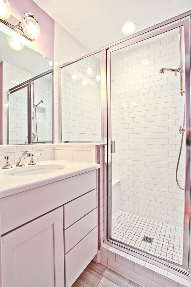 Bild på ett litet vintage badrum med dusch, med släta luckor, vita skåp, en dusch i en alkov, en toalettstol med separat cisternkåpa, vit kakel, tunnelbanekakel, lila väggar, klinkergolv i porslin, ett undermonterad handfat och laminatbänkskiva