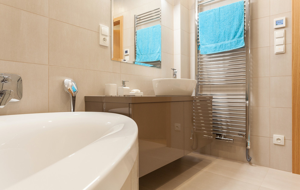 Bild på ett litet funkis en-suite badrum, med släta luckor, bruna skåp, ett hörnbadkar, beige kakel, keramikplattor, klinkergolv i keramik och ett nedsänkt handfat