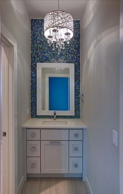 Идея дизайна: большая детская ванная комната в современном стиле с синей плиткой, плоскими фасадами, серыми фасадами, мраморной столешницей, стеклянной плиткой, серыми стенами и полом из керамогранита