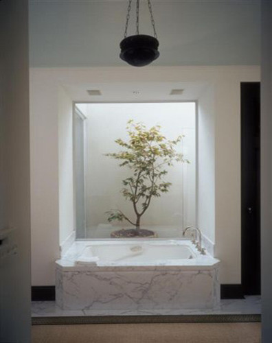 На фото: ванная комната в средиземноморском стиле с