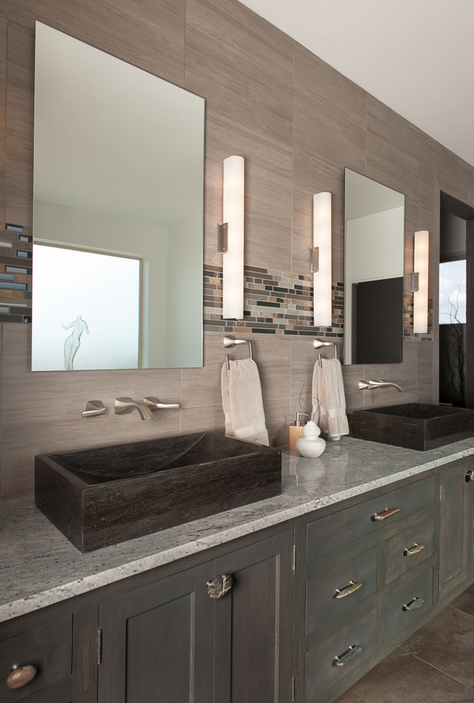 Foto de cuarto de baño rectangular actual con lavabo sobreencimera, armarios estilo shaker, puertas de armario grises, baldosas y/o azulejos grises y encimeras grises