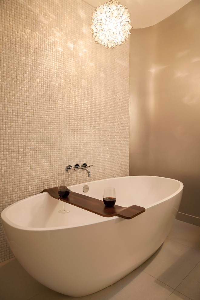 Inredning av ett modernt mellanstort en-suite badrum, med ett fristående badkar, vit kakel, mosaik, beige väggar och klinkergolv i porslin