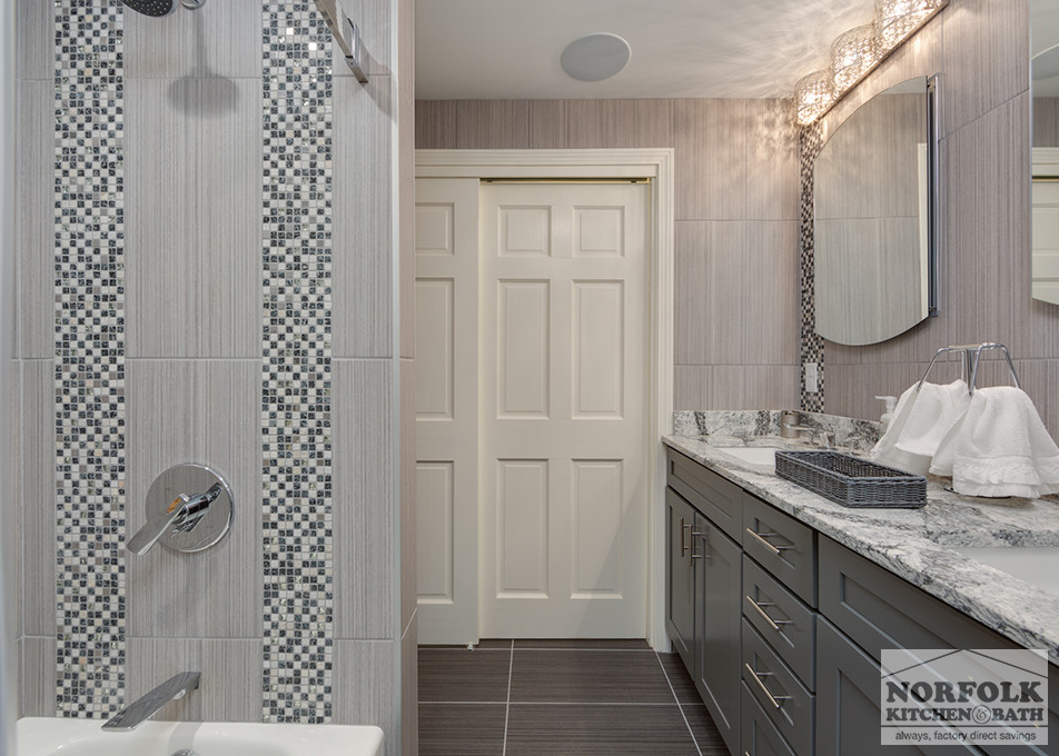 Foto de cuarto de baño principal actual de tamaño medio con armarios estilo shaker, puertas de armario grises, baldosas y/o azulejos multicolor, lavabo bajoencimera y encimera de cuarzo compacto