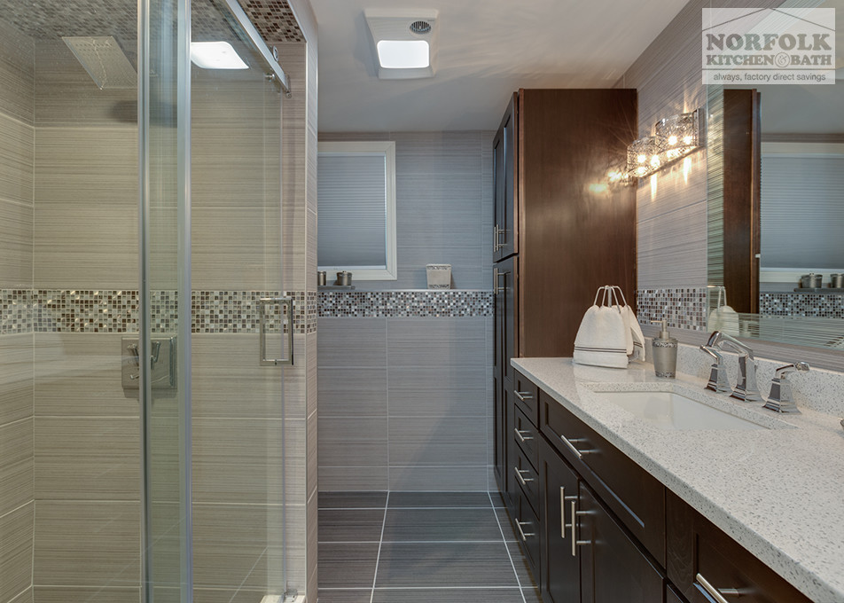 Стильный дизайн: ванная комната среднего размера в современном стиле с фасадами в стиле шейкер, коричневыми фасадами, разноцветной плиткой, плиткой мозаикой, душевой кабиной, врезной раковиной и столешницей из искусственного кварца - последний тренд