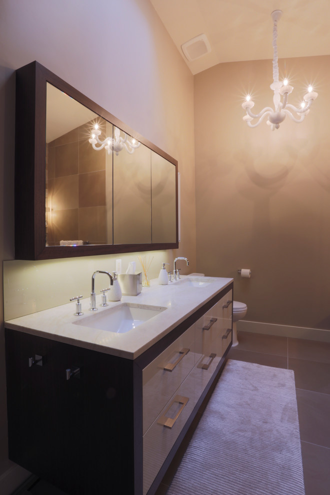 Источник вдохновения для домашнего уюта: ванная комната среднего размера в современном стиле с плоскими фасадами, белыми фасадами, унитазом-моноблоком, бежевыми стенами и врезной раковиной