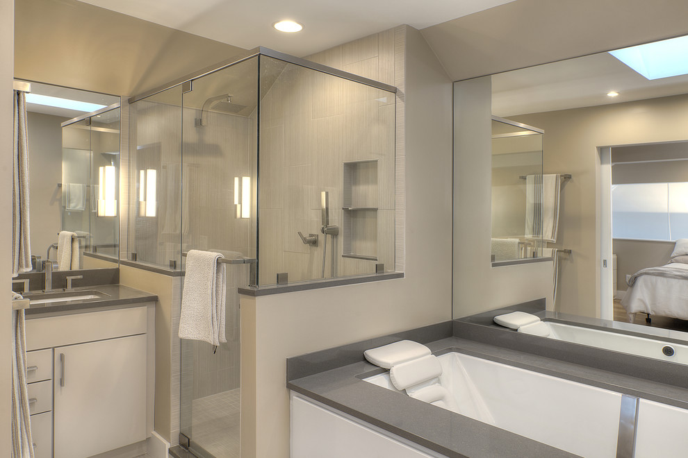 他の地域にあるコンテンポラリースタイルのおしゃれな浴室 (白いキャビネット、アルコーブ型シャワー、開き戸のシャワー) の写真