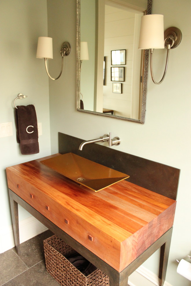 Imagen de cuarto de baño contemporáneo de tamaño medio con armarios con rebordes decorativos, puertas de armario de madera oscura, sanitario de una pieza, paredes verdes, suelo de baldosas de porcelana, aseo y ducha, lavabo sobreencimera, encimera de madera y suelo negro