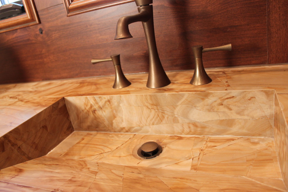Idee per una stanza da bagno minimal di medie dimensioni con ante a filo e ante in legno scuro